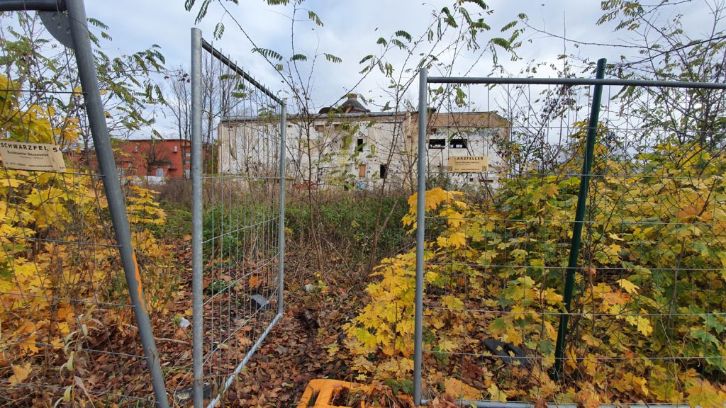 Ein Lost Place gleich gegenüber am anderen Ufer der Havel: Ein - noch - vergessenes Filmstudio