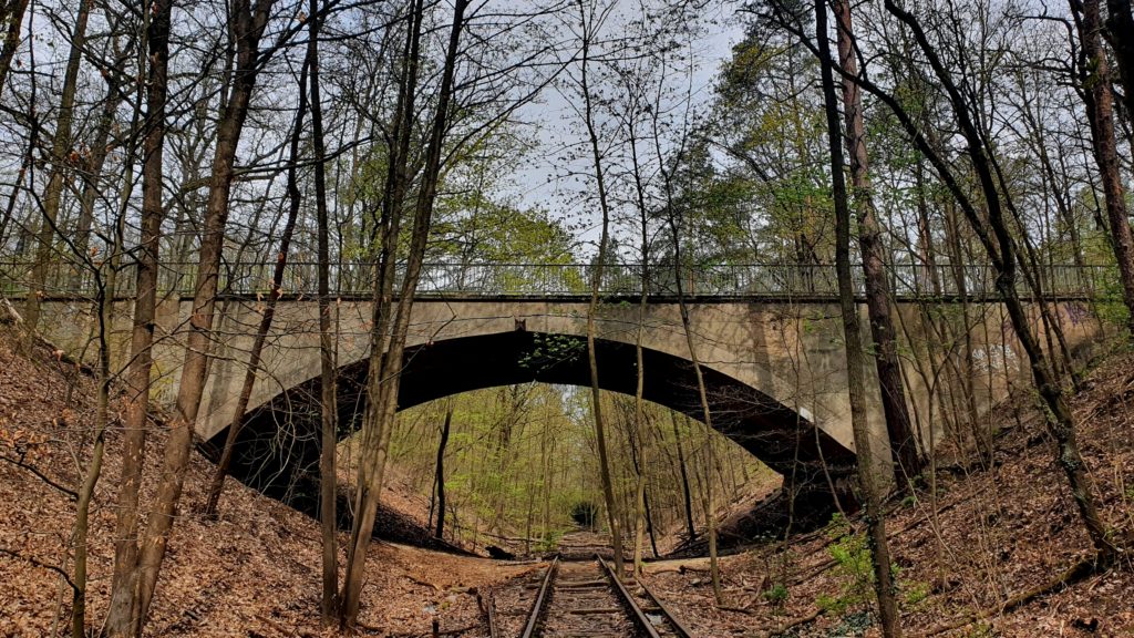 Brücke über die Eisenbahntrasse der Friedhofsbahn